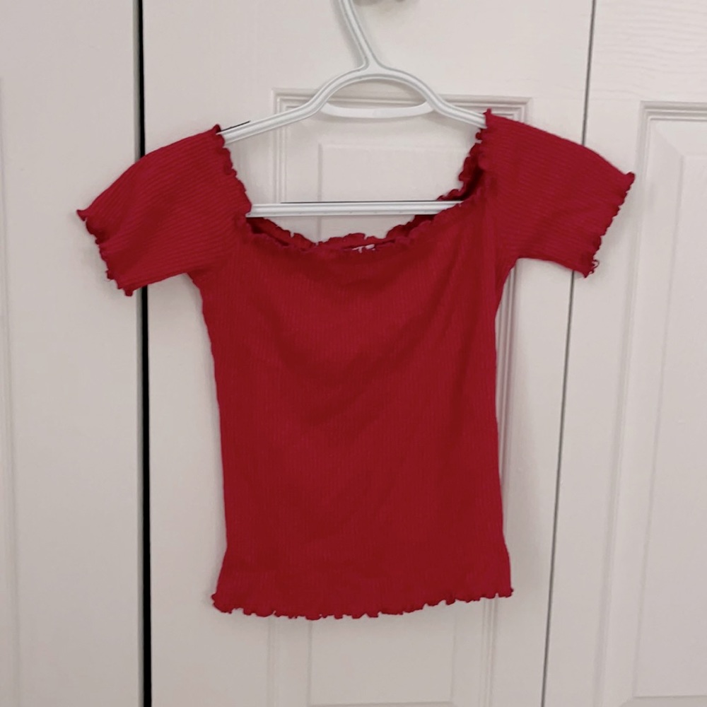 Red lettuce edge off shoulder top